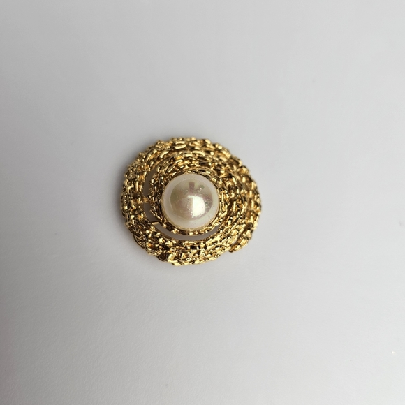 Vtg Gold Tone Crown Trifari Textured Spiral With Large Faux Pearl Brooch Signed - Picture 3 of 10